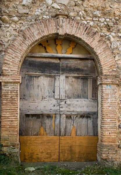 Staré Dřevěné Dveře Staré Kamenné Zdi Pohled Zepředu — Stock fotografie