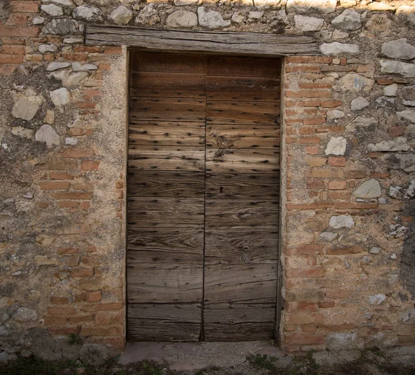 Ancient Wooden Door Old Stone Wall Front View — Stock Photo, Image
