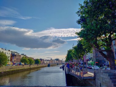 Bir profili, River Liffey, Boardwalk ve gökyüzü gri ve beyaz bulutlar, Dublin İrlanda yaz ile seyahat fotoğraf