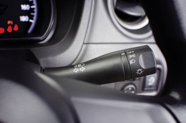 Dönüş sinyali anahtarı ve açma kapama düğmesi üzerinde Far, bir yanında direksiyon simidi, Otomotiv bölümü kavramı,.