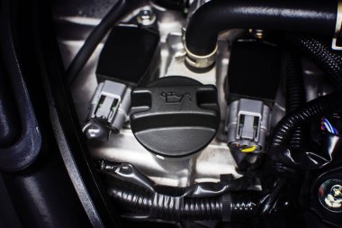 Motor yağı kap bir araba motoru bakım hizmeti yağlayıcı, Otomotiv bölümü kavram için yüklü.