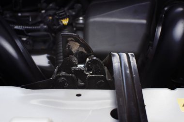 Bir araba, Otomotiv bölümü kavramı Hood kilitleme mandalı.