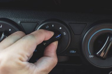 Sürücünün eli klimanın anahtarını ayarlar.