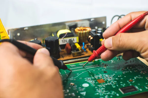 Tekniker Använder Digital Multimeter För Att Mäta Elektroniskt Kretskort — Stockfoto