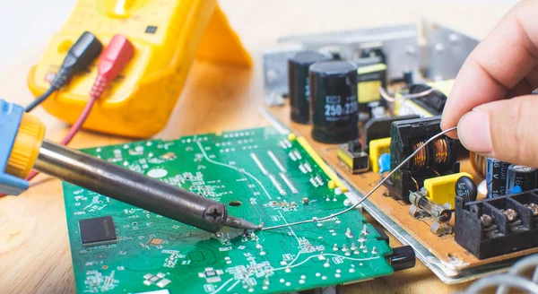 Tekniker Använder Elektrisk Lödkolv Och Tenn För Reparation Elektroniska Kretskort — Stockfoto