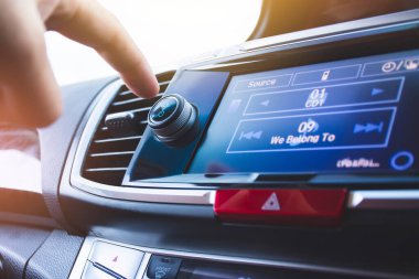 Arabanın telsizinin düğmesine bas.