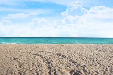 Pattaya, Tayland 'da kumsal ve mavi gökyüzü manzarası