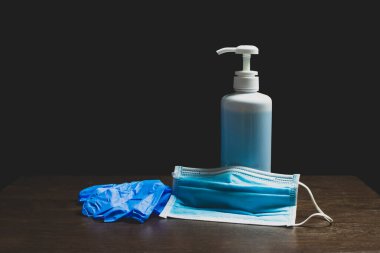 Coronavirus önleme seti (COVID-19) tıbbi yüz maskesi, eldivenler, el temizliği için alkol el dezenfektanı şişesi ve el temizliği ve koronavirüs koruması gibi