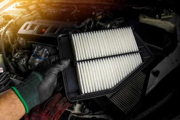 Car Air Filter Hands Mechanic Replacing Dirty Air Filter — Stock Photo, Image