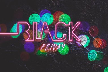 Kara Cuma satış illüstrasyon tasarımı. Neon ışıklı metin tarzı, Kara Cuma tanıtım etiketi konsepti.