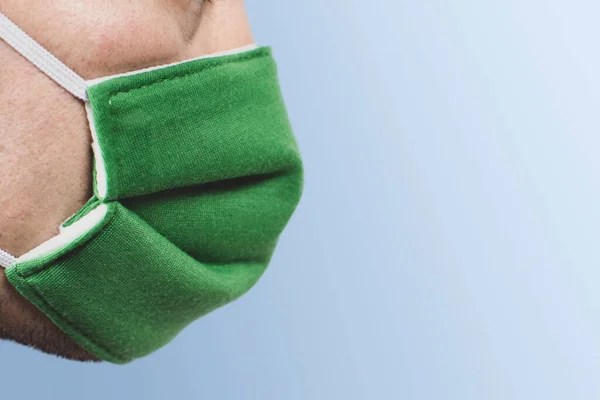 Homens Usando Máscara Pano Verde Com Espaço Cópia Lado Direito — Fotografia de Stock