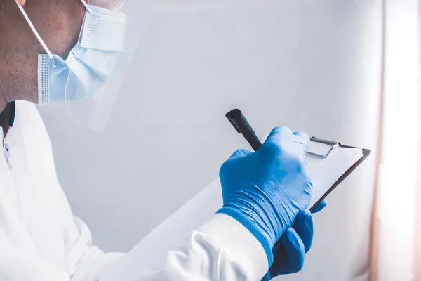 Healthcare workers are taking notes on the notes in the laboratory