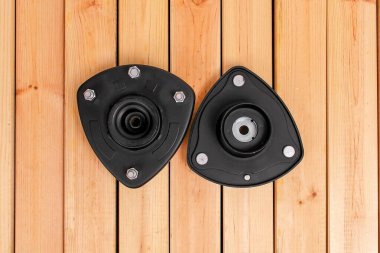 Lastik ve metal kaplamalı bir çift otomotiv desteği, şok emicilerini dengelemek ve araba süspansiyon sistemlerindeki titreşimleri azaltmak için gerekli süspansiyon parçaları