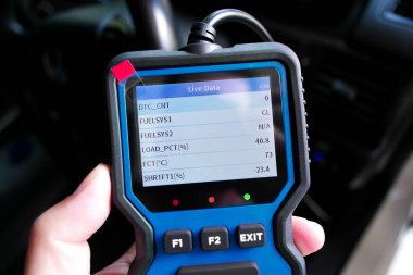 El bilgisayarı OBD2 tarayıcısı yakıt sistemi durumu, motor yükü yüzdesi, soğutma sıcaklığı ve kısa vadeli yakıt dengeleme değerlerini içeren canlı motor verilerini gösteriyor