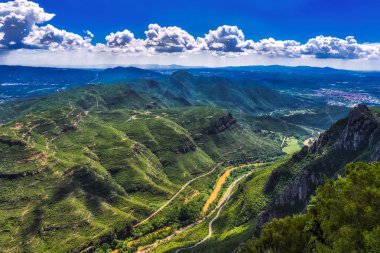 Yeşil dağ Vadisi konut binalar yüksek dağlarla çevrili yüksekliğini görünümünden.