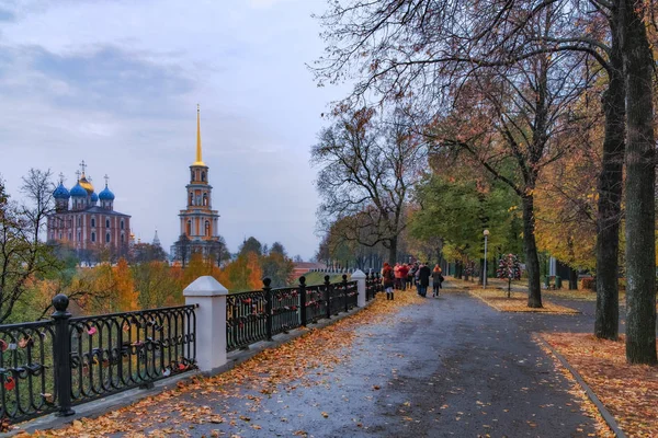 Herbstlandschaft mit Marienkathedrale und Glockenturm von Rjasan Kremlin, Russland lizenzfreie Stockbilder