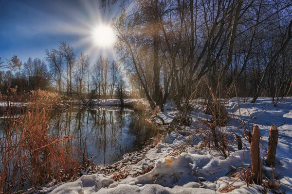 Wintersonniger Tag auf dem Fluss. Frost und Sonne. — Stockfoto