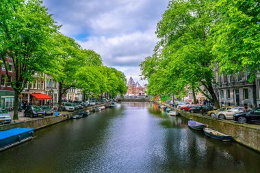 Amsterdam 18 Mayıs 2018 - Kloveniersburgwal kanalda ile arka plan Nieuwmarkt Meydanı ve eski Waagh (ölçek ev inşa)