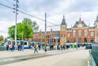 Amsterdam 18 Mayıs 2018 - bırakarak ve Merkez girerek travelors Tren İstasyonu Amsterdam