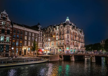 Amsterdam 18 Mayıs 2018 - Rokin ve Amstel Nehri'ne köşesinde beş yıldızlı otel l Europe gece görünümü