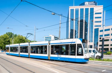 Amsterdam, 7 Mayıs 2018 - tramvay 'Sint Bernard plein' Merkezi Amsterdam yanında geçen yolcular ile