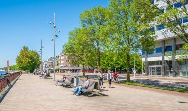 Amsterdam, 7 Mayıs 2018 - turistler ve yerliler için yaz aylarında yakınındaki Merkezi Amsterdam Amstel Nehri riverside, güneşin tadını