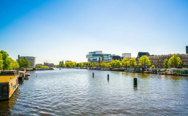 Amsterdam, yaz aylarında Berlage Bridge yakınındaki Merkezi Amsterdam Amstel Nehri üzerinde 7 Mayıs 2018 - göster