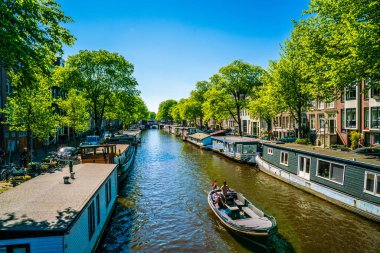 Amsterdam, 7 Mayıs 2018 - yerli yaşam tekne ile Prinsengracht (prins kanal) kanalında bir yaz günü ile küçük bir tekne yelken