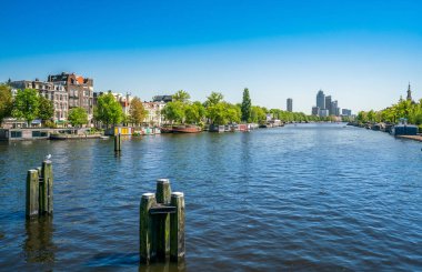 Amsterdam, 7 Mayıs 2018 - yeni Amstelbrug görünümünden yaz Amsterdam Merkezi yakınındaki Amstel Nehri üzerinde