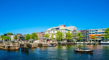 7 Mayıs 2018 - Amsterdam, görüntülemek bir yaz gününde küçük tekne ve içinde belgili tanımlık geçmiş Carre tiyatro Amstel dolu Nehri üzerinde
