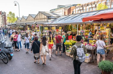 Amsterdam, 7 Mayıs 2018 - turistik Hatıra Eşyası ve çiçeklere turist en Singel kanal arama