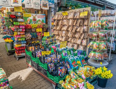 Amsterdam, 7 Mayıs 2018 - Hatıra Eşyası, lale bolbs ve turist en Singel kanal çiçeklere