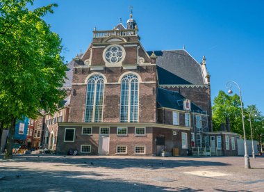 Amsterdam, 7 Mayıs 2018 - Noordermarkt şehrin eski kesiminde, Noorderkerk (Norhtern Kilisesi)