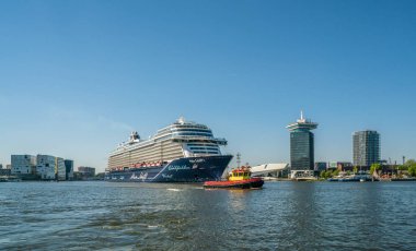 Amsterdam, 7 Mayıs 2018 - Amsterdam Limanı TUI Cruises, büyük bir Alman cruiseship üzerinde içine yelken yolcu