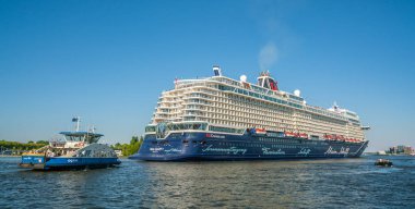 Amsterdam, 7 Mayıs 2018 - Amsterdam Limanı TUI Cruises, büyük bir Alman cruiseship üzerinde içine yelken yolcu