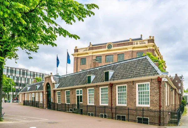 Amsterdam 18 Mayıs 2018 - Portekizce sinagog girişinde Meester Visser plein Amsterdam eski Yahudi mahallesinde bulunan