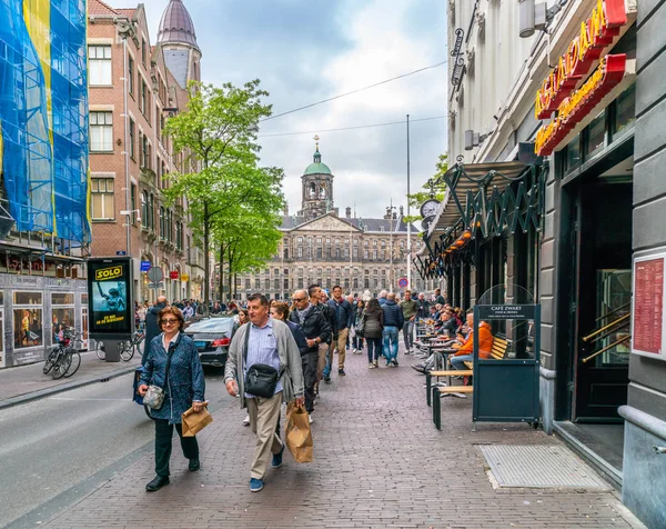 Amsterdam Mei 2018 Toeristische Weglopen Uit Dam Naar Het Red — Stockfoto