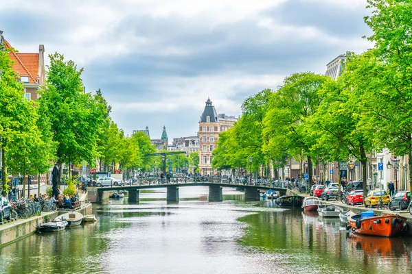 Amsterdam Maj 2018 Kloveniersburgwal Kanal Med Bakgrunden Broarna Och Gamla — Stockfoto