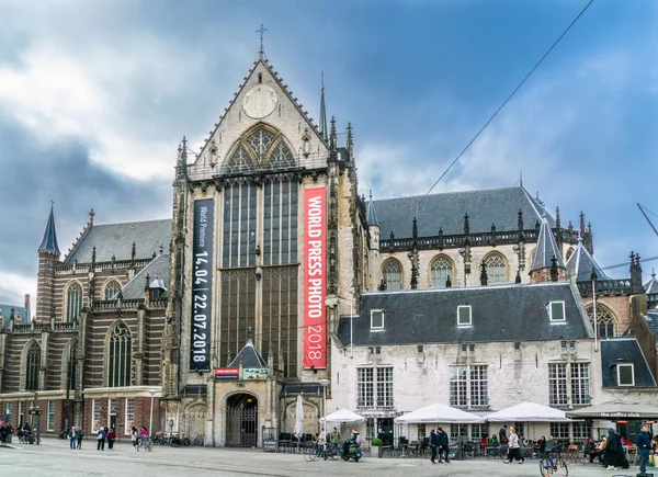Amsterdam 18 Mayıs 2018 - Turizm ve yerliler ile Dam Meydanı yeni kilisenin arka planda ziyaret