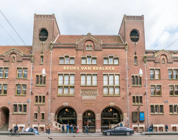 Amsterdam Mei 2018 Toeristen Locals Passeren Oude Handel Beurs Van — Stockfoto