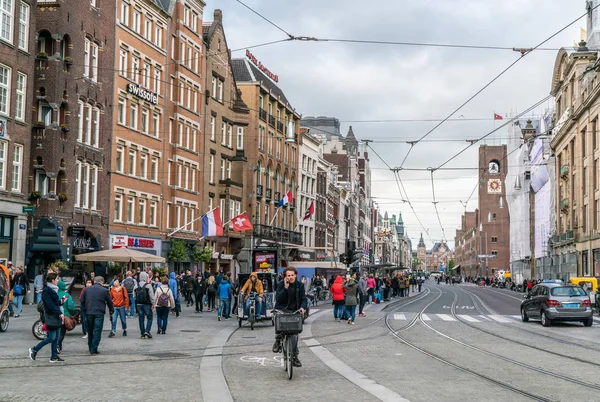 Amsterdam Mayıs 2018 Turizm Yerliler Damrak Üzerinde Yürüme Sokakta Merkez — Stok fotoğraf