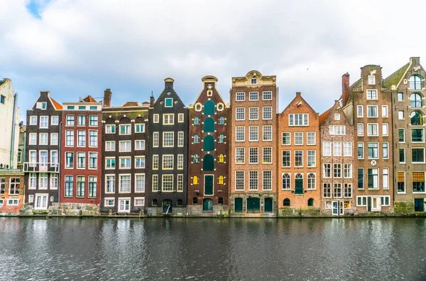 Amsterdam'da Damrak adlı eski geleneksel evleri bir dizi