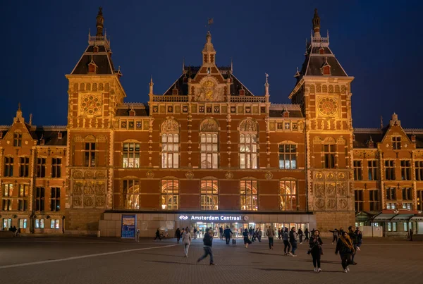 Amsterdam Mei 2018 Reizigers Verlaten Het Invoeren Van Het Centrale — Stockfoto