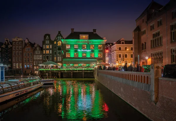 Amsterdam 18 Mayıs 2018 - Turizm ve şimdi geceleri çekirge coffeshop kullanılan eski bir ticaret bina geçen yerliler