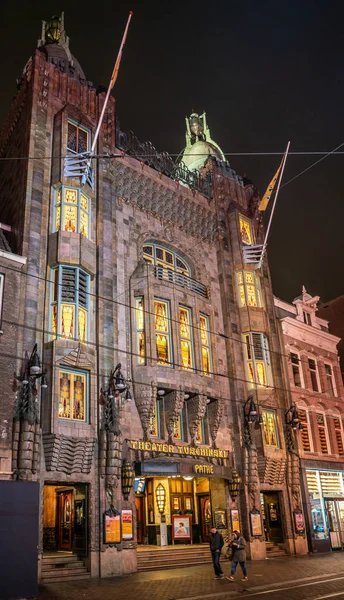 Amsterdam 18 Mayıs 2018 - ünlü ciname Tuschinski ön gece görüş. Rembrandtplein yakınındaki Reguliersbreestraat bulunan
