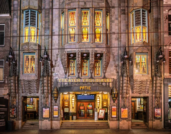 Amsterdam 18 Mayıs 2018 - ünlü ciname Tuschinski ön gece görüş. Rembrandtplein yakınındaki Reguliersbreestraat bulunan