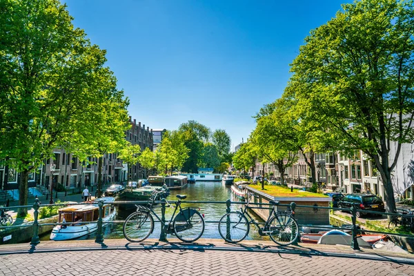 Amsterdam, bir yaz günü yaşayan tekneler ve motosiklet ile Achtergracht kanalında 7 Mayıs 2018 - göster