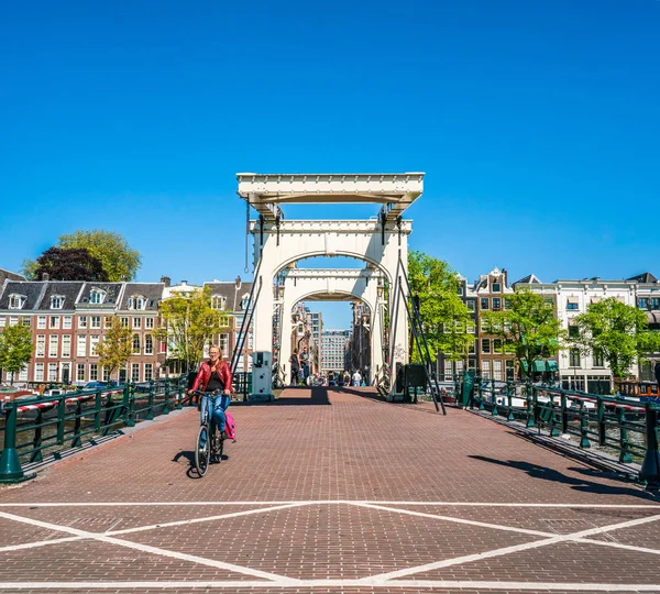 Amsterdam Mei 2018 Mensen Paardrijden Fietsen Rivier Amstel Magere Brug — Stockfoto