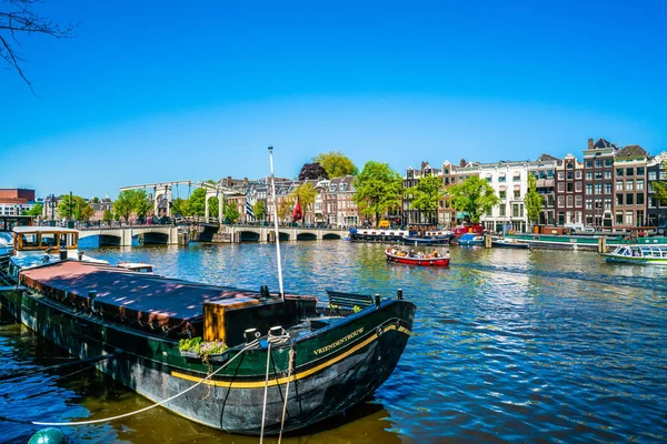 Амстердам Мая 2018 Года Вид Реку Амстел Наполненную Небольшими Лодками — стоковое фото