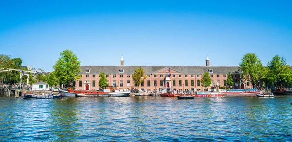 Amsterdam, bir yaz günü arka planda Hermitage Müzesi ile Amstel Nehri üzerinde 7 Mayıs 2018 - göster